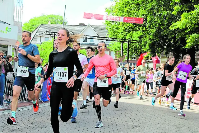 Totaler Einsatz bis zum Zieleinlauf – das ist der Stadtlauf Buchholz. Die Läufer werden von den Zuschauern unterstützt | Foto: BW Buchholz