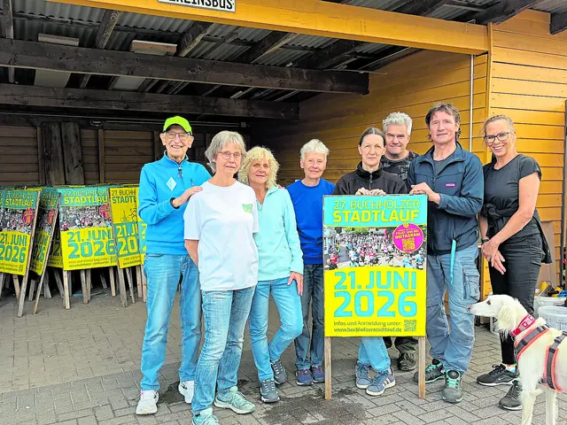 Haben 150 Plakate auf Stellschilder für die Straßenwerbung geklebt (v.li.): Arno, Ulrike, Gaby, Uschi, Heike, André, Thomas und Karin | Foto: BW Buchholz