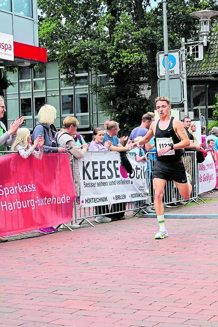 Die Zuschauer applaudieren den Läufern | Foto: BW Buchholz