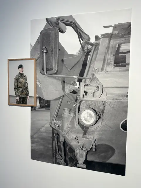 Das Auge des Panzers (groß) und Hauptgefreiter S. während ihrer Grundausbildung | Foto: pau