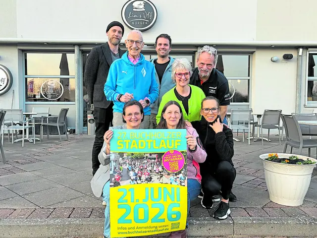 Die Kernmannschaft für die Organisation des Stadtlaufs (hinten v. li.): Benjamin, Arno, Nico, Anja, Thomas und davor kniend (v. li.): Sonja,  Heike und Karin | Foto: BW Buchholz