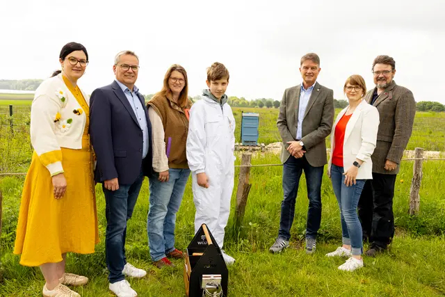 
Anne-Kathrin Augustin (Förderschullehrkraft)
Lions Club „Harsefeld“ vertr. durch deren Sekretär und Vorstandsmitglied Justus Böckelmann
Lena Henning (Schulverein Bliedersdorf- Nottensdorf)
Jungimker Mattes Augustin,
Lions Club „Buxtehude“  Präsident Carsten Meyer
Vivien Gottsleben (Ganztagskoordinatorin),
Lions Club „Das alte Land“ vertretenden durch den aktuellen Präsidenten Kai Schulz