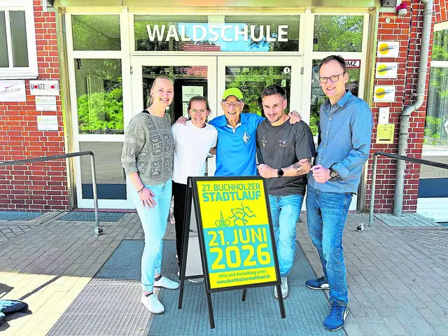 Aus dem Kollegium der Buchholzer Waldschule waren sofort zwei Teams für den Einsatz bei den Staffeln dabei. Hier ein Team,mit (v. li.): Charlotte Schneider, Sabrina Mielke, Stadtlauf-Chef Arno Reglitzky, Hendrik Steffens und Tim Schüder | Foto: BW Buchholz