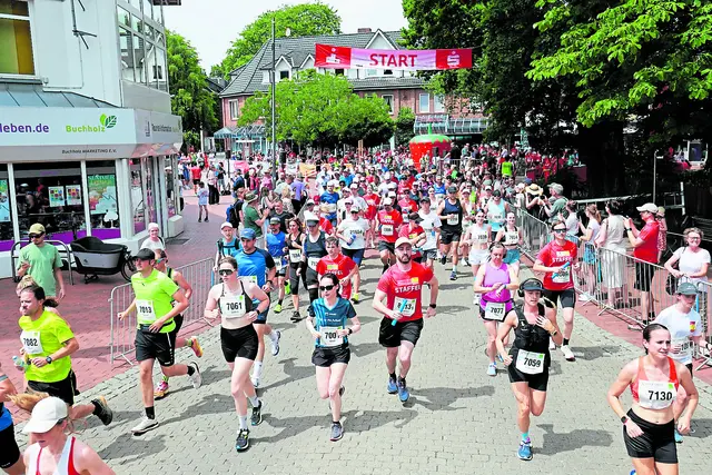 Stets ein buntes Bild beim Stadtlauf. Hier die Teilnehmer des Halbmarathons mit Staffel | Foto: BW Buchholz