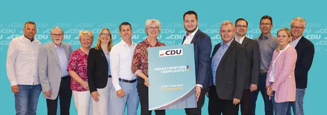 Der neue Vorstand der CDU Seevetal: Timo Reymers (v. li.), Michael Meißner, Berit Rohte, Nicole Bathke, Jörg Hartmann, Emily Weede (Seevetaler Bürgermeisterin), Markus Warnke, Stefan Frommann, Kai Duggen, Michael Eberlein, Kim Liebig, Kim Raun | Foto: Jennifer Schrader/CDU
