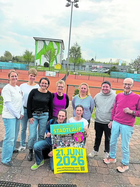 Es macht Freude zu sehen, wie die Schulen aktiv die Anmeldungen der Schüler fördern und unterstützen.
Annika Kopetsch/ARG (v. li.), Eva Burmeister (Waldschule Buchholz), Sonja Vent (BW Buchholz), Almut Sechtig (Schule An Boerns Soll), Claudia König-Roy (Schule An Boerns Soll), Luca Schinke (Kita St. Petrus) und Arno Reglitzky (BW Buchholz) sowie vorn sitzend Sabine Maibaum (Gesamtschule Steinbeck) und Heike Scheel (BW Buchholz) | Foto: BW Buchholz