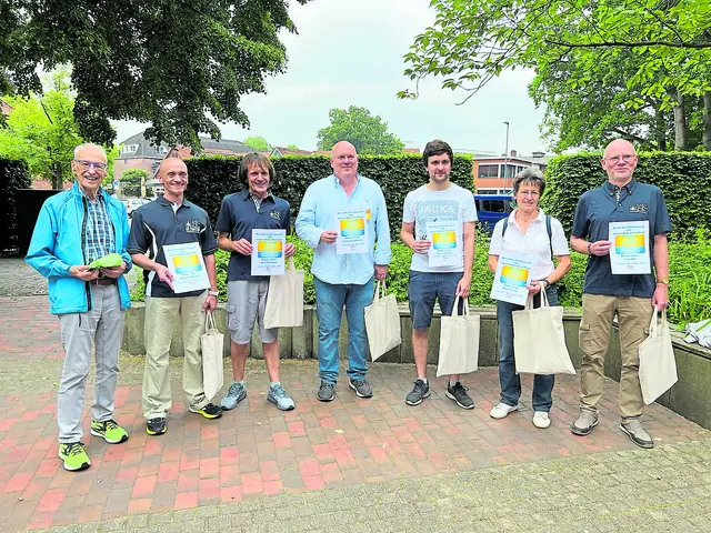 Bei der Präsentübergabe (v. li.): Arno Reglitzky, Andreas, Dirk, Wolfgang, Jonas, Doris und Jörg  | Foto: Blau-Weiss Buchholz