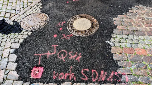 Für die weiteren Bauarbeiten wurde der Verlauf der verschiedenen Versorgungsleitungen farbig markiert  | Foto: jd