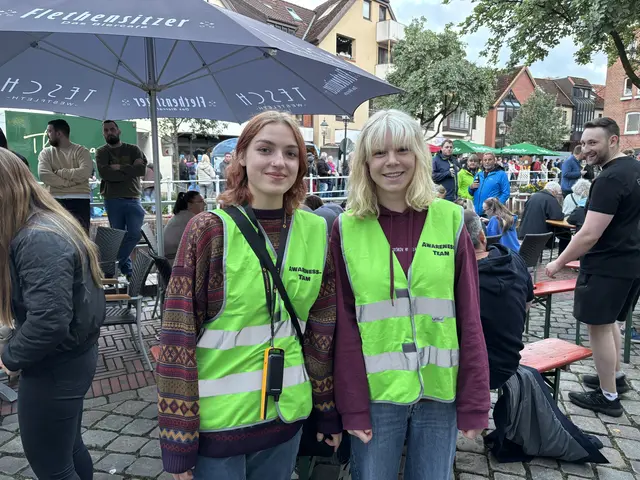 Alma (li.) und Julie gehören zum Awareness-Team von der Stadtjugendpflege – sie kümmern sich darum, dass sich alle Gäste sicher fühlen können
