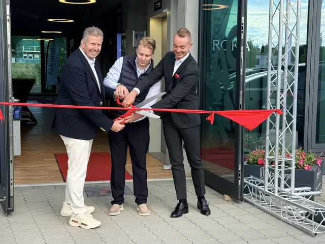Stefan und Max Spehr gemeinsam mit Roka-Gründer Robert Karasek bei der feierlichen Eröffnung des neuen Roka Show-Room in Buchholz | Foto: ssc