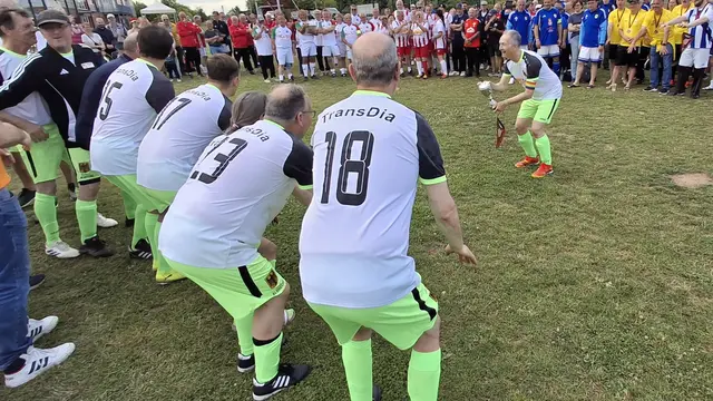 Teamkapitän Ralf Struckhof feiert mit seinem TansDia-Team das erfolgreiche Turnier | Foto: U. Vergin