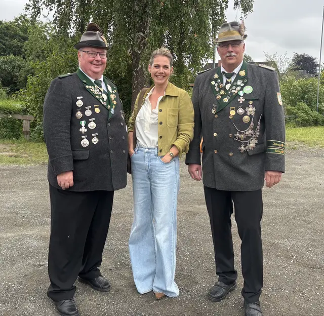 Werner Loitz (v.li.), Hauptdarstellerin Felicitas Woll und  Thorsten Franz bei den Dreharbeiten in Estebrügge | Foto: sts