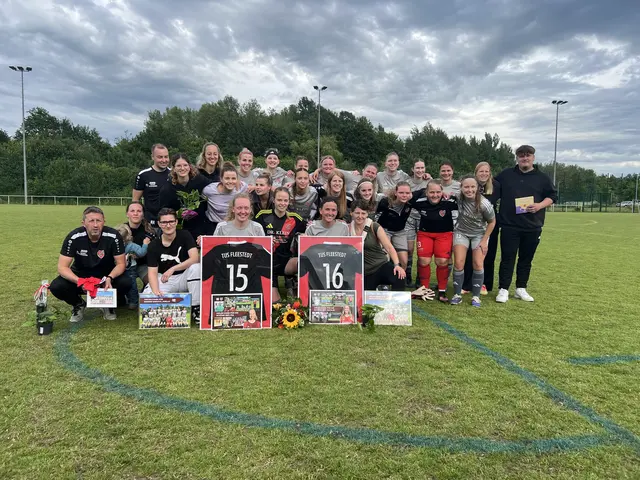 Zum Saisonende verabschiedete der TuS Fleestedt Coach Daniel Flindt sowie Lydia Wedmann, Pia Maibohm, Natalie Mielke und Joelle Aldag (alle vordere Reihe). Einige von ihnen blickten auf mehr als 20 Jahre Fußball im TuS Fleestedt zurück | Foto: TuS Fleestedt