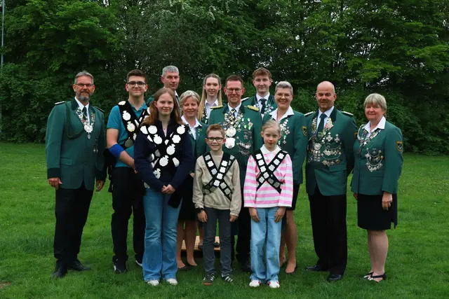 Die noch amtierenden Würdenträger von Apensen (v. li.): Frank Hauschild (Vogelkönig), Ben Güttner (Kinderkönig), Tabea Fitschen (Kinderkönigin), Jörg Dammann (Papageienkönig), in der Mitte König Oliver Dammann mit seiner Königin Inga, hinten Mitte Anna-Lena Hauschild (Jungschützenkönigin), Bent-Ole Krümmel (Jungschützenkönig), Christina Steffens (beste Dame), Kai Elmers (Vizekönig), Anette Benecke (beste Vogelschützin), Louis Borgert (Prinz), Anna Inselmann (Prinzessin). Es fehlen: Bester Mann Stefan Thomas, Katerkönig Steven Kehn | Foto: Annika Hauschild