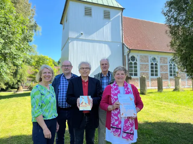 Überreichung der Plakette „Lebensraum Kirchturm“ vor der Kirche St. Marien in Großenwörden (v. li.): Biologin Janette Hagedoorn-Schüch mit dem Nistkästen-Erbauer Werner Hilz, Pastor Martin Michalek, Vogelkundler Gert Dahms und Kirchenvorstandsmitglied Silke Hansen | Foto: Landkreis Stade / Daniel Beneke