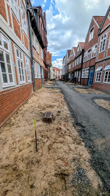 In der Mitte verläuft ein provisorischer Weg, von dem Zugänge zu den Haustüren abgehen | Foto: jd