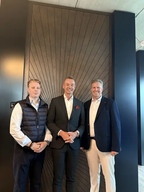 Max Spehr, Roka-Gründer Robert Karasek und Stephan Spehr (v.li.) vor einer der 3 Meter hohen Tür im neuen Roka Show-Room in Buchholz | Foto: ssc