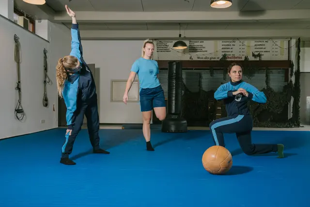 Sport gehört zum Berufsalltag. 3 Soldatinnen wärmen sich für das Training in der umgerüsteten ehemaligen Kantine auf | Foto: Teresa Halbreiter