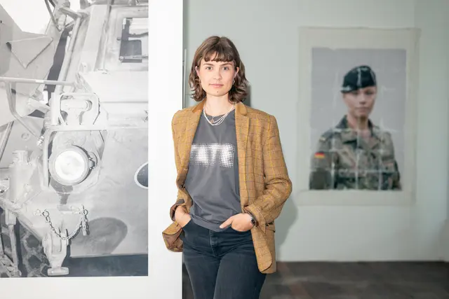 Teresa Halbreiter zeigt in dem Hamburger Ausstellungsraum, was Weiblichkeit in der Bundeswehr bedeutet | Foto: David Löffler
