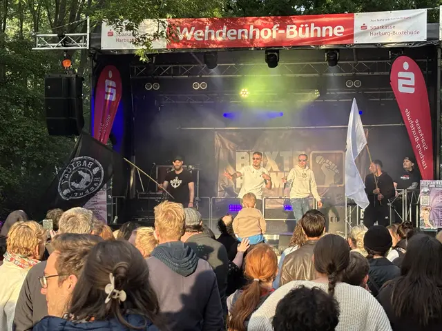 Auf der Wehdenhof-Bühne stehen junge Musikerinnen und Musiker auf der Bühne – am Freitag präsentierten sich unterschiedlichste Künstlerinnen und Künstler von Buxte-Rhymes | Foto: pau