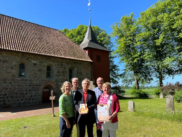 Die zweite Plakette geht an die Kirche St. Petri auf der Horst in Burweg (v. li.): Biologin Janette Hagedoorn-Schüch mit dem Vogelkundler Gert Dahms, Pastor Michael Michalek, Nistkästen-Erbauer Werner Hilz und Kirchenvorstandsmitglied Silke Hansen | Foto: Landkreis Stade / Daniel Beneke