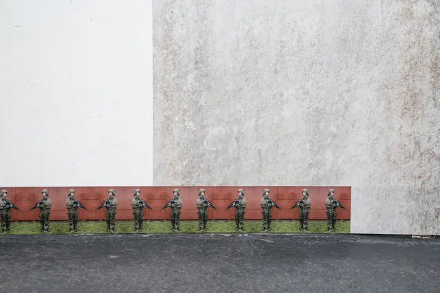 In der Ausstellung in Hamburg wiederholt sich die Abbildung der Soldatin als Bordüre im Kleinformat | Foto: Teresa Halbreiter