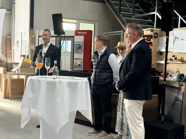 Roka-Gründer Robert Karasek (li.) hielt eine beeindruckende Rede über die Gründung seines Unternehmens im neuen Roka Show-Room in Buchholz | Foto: ssc