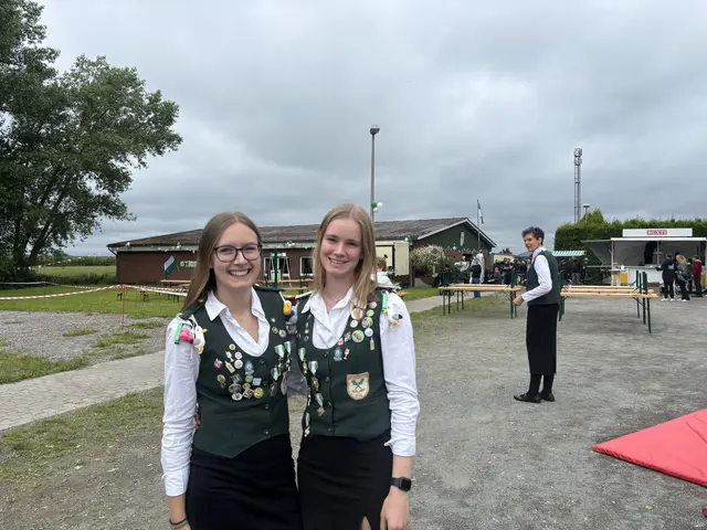 Freuen sich dabei zu sein: Celina Lieske (v.li.) und Linn Grandt,  | Foto: sts