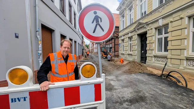 Fachbereichsleiter Jens Bossen in der Stader Bungenstraße. Hinter ihm laufen die Aarbeiten am zweiten Bauabschnitt | Foto: jd