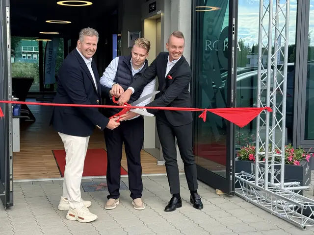 Stefan und Max Spehr gemeinsam mit Roka-Gründer Robert Karasek bei der feierlichen Eröffnung des neuen Roka Show-Room in Buchholz | Foto: ssc