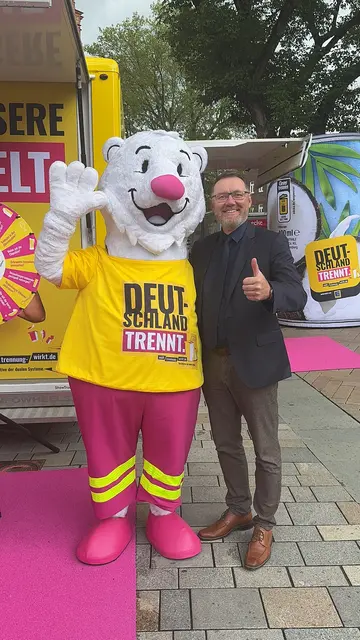 Erster Kreisrat Josef Nießen und der Trenn-Bär freuen sich über die gute Resonanz auf die Aktion „Deutschland trennt“ in Winsen | Foto: Landkreis Harburg