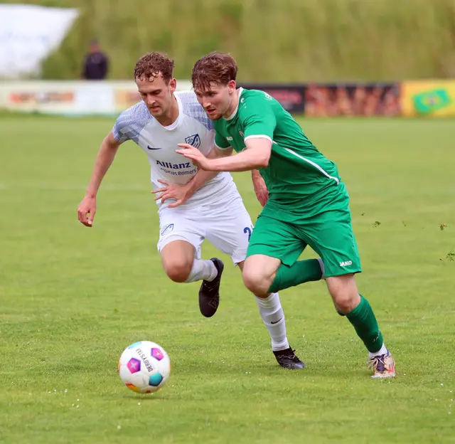 Im Laufduell: Luhdorfs Torschütze zum 1:0: Henri Manewald (li.), und der zweifache Torschütze für Elbmarsch: Tom Luca Hagen (re.) | Foto: Fotos: cc