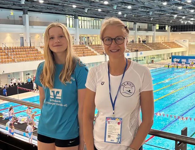 Das Winsener Schwimmtalent Lena Gandert (li.) mit ihrer Trainerin Sandra Stuhr in der Schwimmhalle in Berlin | Foto: privat
