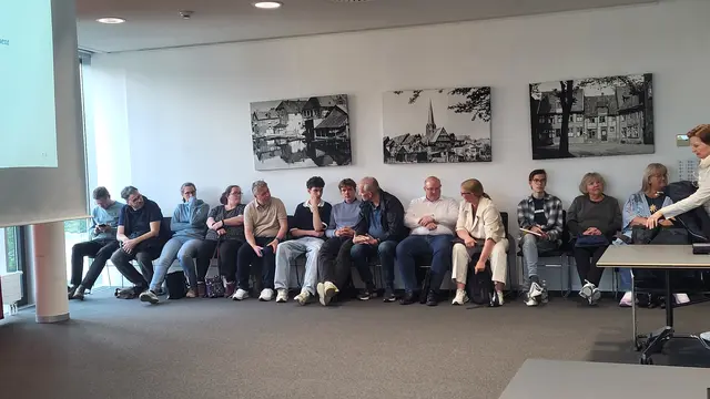 Ein Teil der Zuhörerschaft, u.a.: Elternvertreter,  Lehrer, Stadtelternrat, der Stadtschülersprecher Lennard Gotthard (7. v, li.) und der Sprecher der Sportvereine Stephan Griebel (9, v, li) 