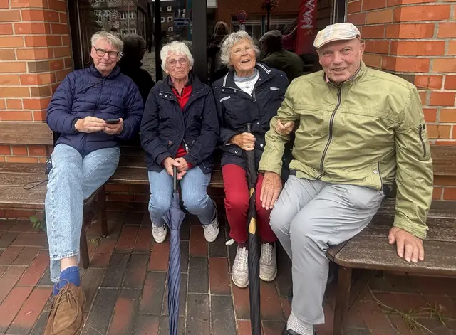 Regelmäßig auf dem Altstadtfest in Buxtehude anzutreffen  und Fans der Appletown Washoboard Worms : Friedrich Hildebrand (84) (v.li.), Heike Hildebrand (81), Karin Hirsch (82) und Friedrich Hirsch (83) | Foto: sts