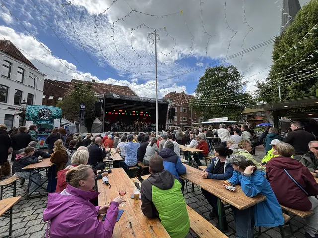 Auf dem Petri-Platz konnten die Besucherinnen und Besucher ein vielfältiges Programm erleben – trotz Regenjackenwetter war vor den Bühnen viel los | Foto: pau
