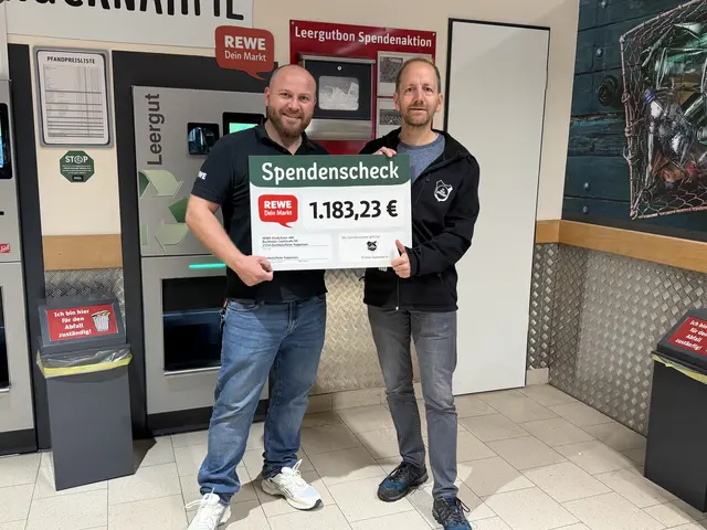 Vitalij Geter (li., Inhaber des REWE-Marktes in Holm-Seppensen) und Henrik Behrndt (1. Vorsitzender SV Holm-Seppensen) | Foto: Verein