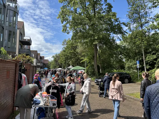 Der Flohmarkt hielt sich trotz Regenschauern am Sonntag in der Innenstadt – die Sonne zeigte sich regelmäßig | Foto: pau