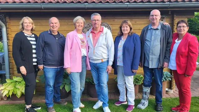 Die Crew des Königspaares (v. li.): Regine Wiechern-Hoog, Thorsten Hoog, Willu und Holger Albers, Sigrid und Martin Staudinger und Brigitte Holland - Adjutant Stephan Holland fehlt auf dem Bild | Foto: sh