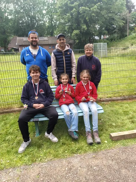 Die Siegerbank, von links nach rechts: die Zweitplatzierten Tim Lehmann (16 Jahre, TSV Rethen) und Janos Grajetzky (TuS Nenndorf), die Siegerin Merle Hahlbohm (8 Jahre, TSV Rethen) mit Gio Branca (TuS Nenndorf) und die Drittplatzierten Ronja Hahlbohm (10 Jahre, TSV Rethen) undAndrea Dewald-Ketels (TuS Nenndorf). | Foto: Romi Rohlfs