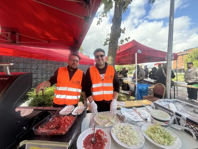 Ahmed Yagan (41) und Mustafa Yagan (40) gehörten zu den zahlreichen Ehrenamtlichen, die das Sommerfest kulinarisch bereicherten | Foto: sts