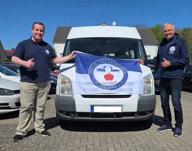 Lukas Manthe (v.li), Vorsitzender Kultur-und Sportverein Altes Land e.V. und Dr. Hans Jörg Paatz mit dem neuen Mobil | Foto: Kultur- und Sportverein Altes Land e.V. 