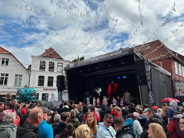 Mit Regenjacken und -schirmen ausgerüstet, freuten sich die Besucher über jeden kleinen sonnigen Lichtblick am Samstag