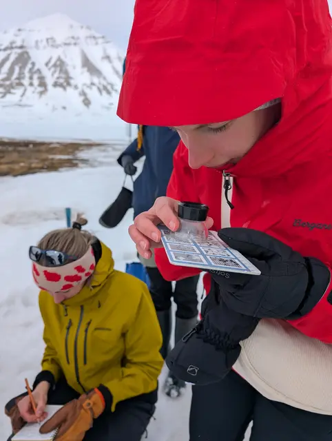 Das Forschungsteam in action – mit GAK-Lehrerin Lisa Barchfeld (rechts).