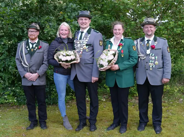 Das Königsgespann (v. li.): Johann Drewes, Natalie Rothhaar, Lion Schmidt, Tamara und André Kurth | Foto: Bohle/ SK Ohlendorf