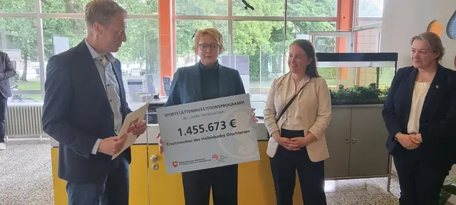 Übergabe an den Bürgermeister Mike Eckhoff: Ministerien Behrens, Corinna Lange und Melanie Reinecke  | Foto: ig