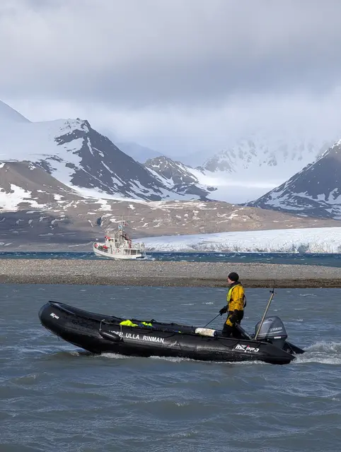 Im Hintergrund das Schiff des Forschungsteams – der ehemalige Seenotrettungskreuzer Ulla Rinman.
