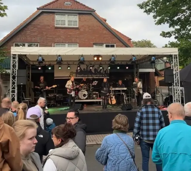Es gab viel Musik auf dem Dorffest in Sprötze. Trotz der Regenschauer kamen viele Besucher | Foto: Hagel