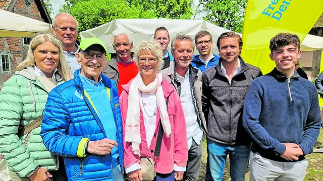  Familie und FDP-Weggefährten (v. li.): Tanjas Cosmann, Dr. Martin Pries, Arno Reglitzky, Guido Cosmann, Anja Karlstetter, Robert Seibel, Richard Karlstetter, Tobias Heinbockel, Tim Karlstetter und Jamie Hasselberg
 | Foto: mro
