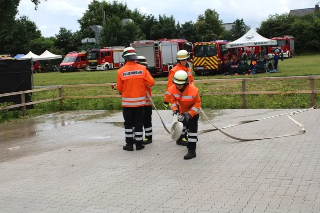 Wettbewerbsgruppe Roydorf beim simulierten Löschangriff | Foto: Burkhard Giese